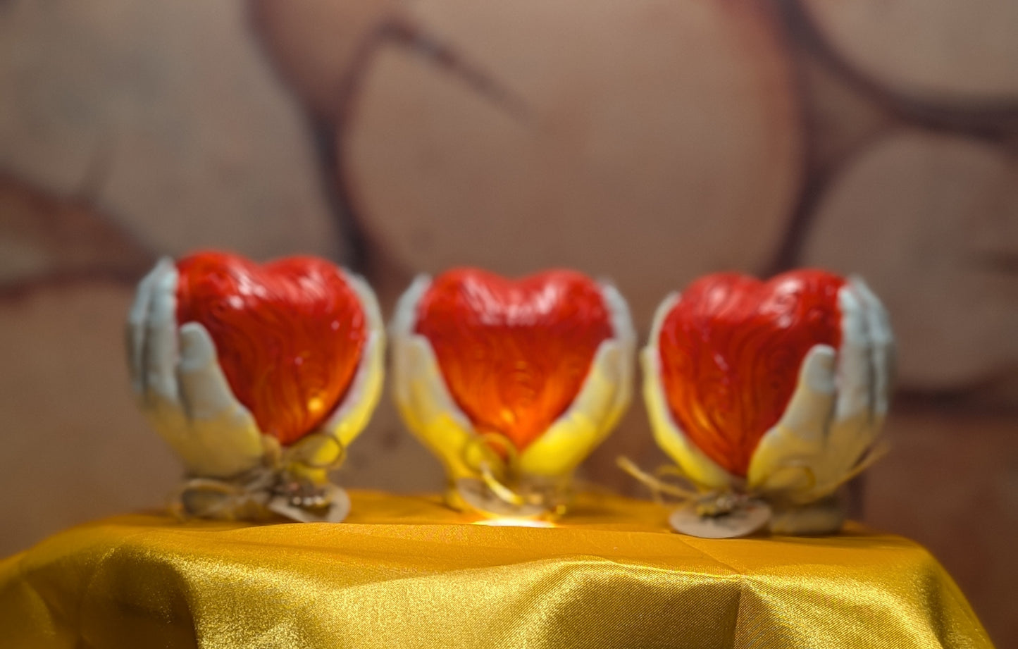 dekorative Hände mit Herz aus Keramik